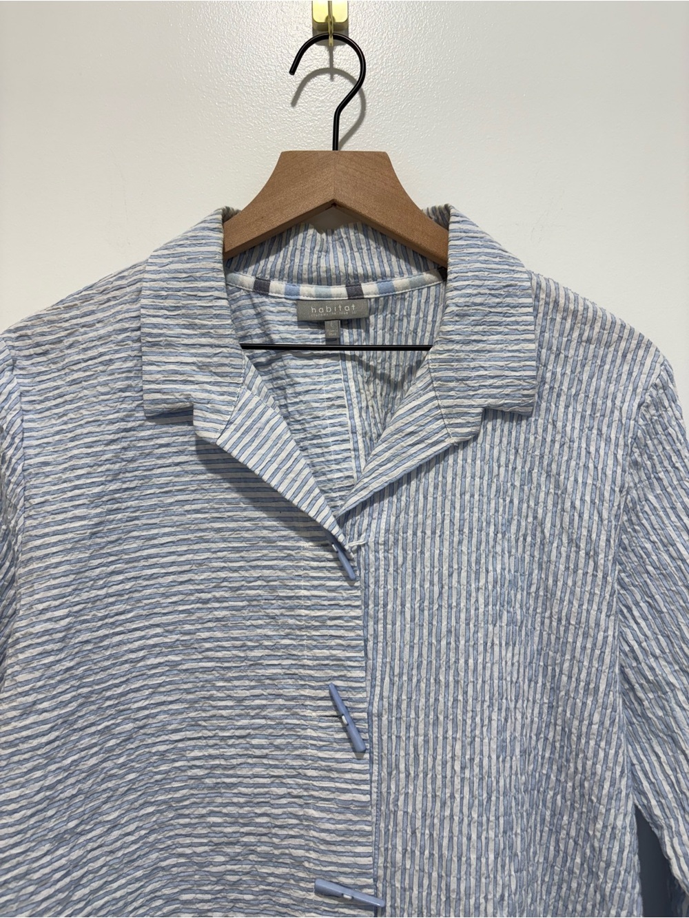 Habitat Women’s Button Front Crinkle Knit Top - Picture 4 of 6